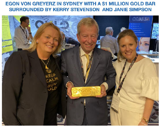 Egon von Greyerz v Sydney se zlatým slitkem za 1 milion dolarů, obkopený Kerry Stevenson a Janie Simpson